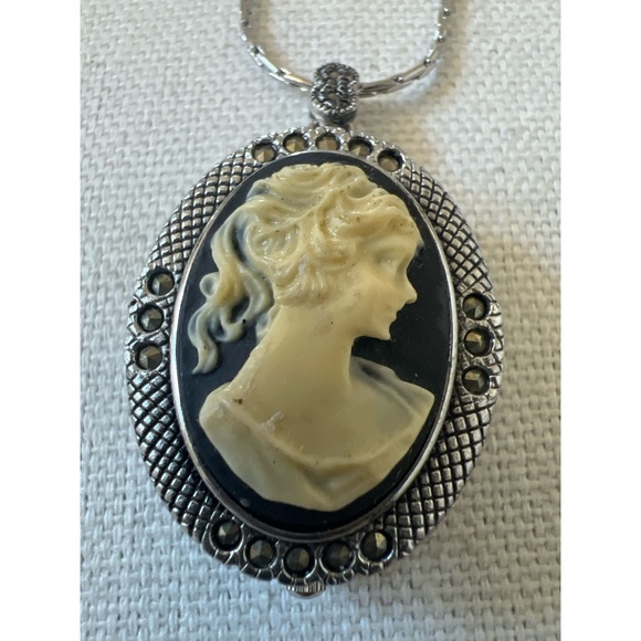 Vanity Fair Cameo Watch Locket - Picture 2 of 5